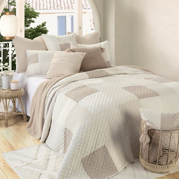 MERINGUE IVORY AND NATURAL QUEEN QUILT